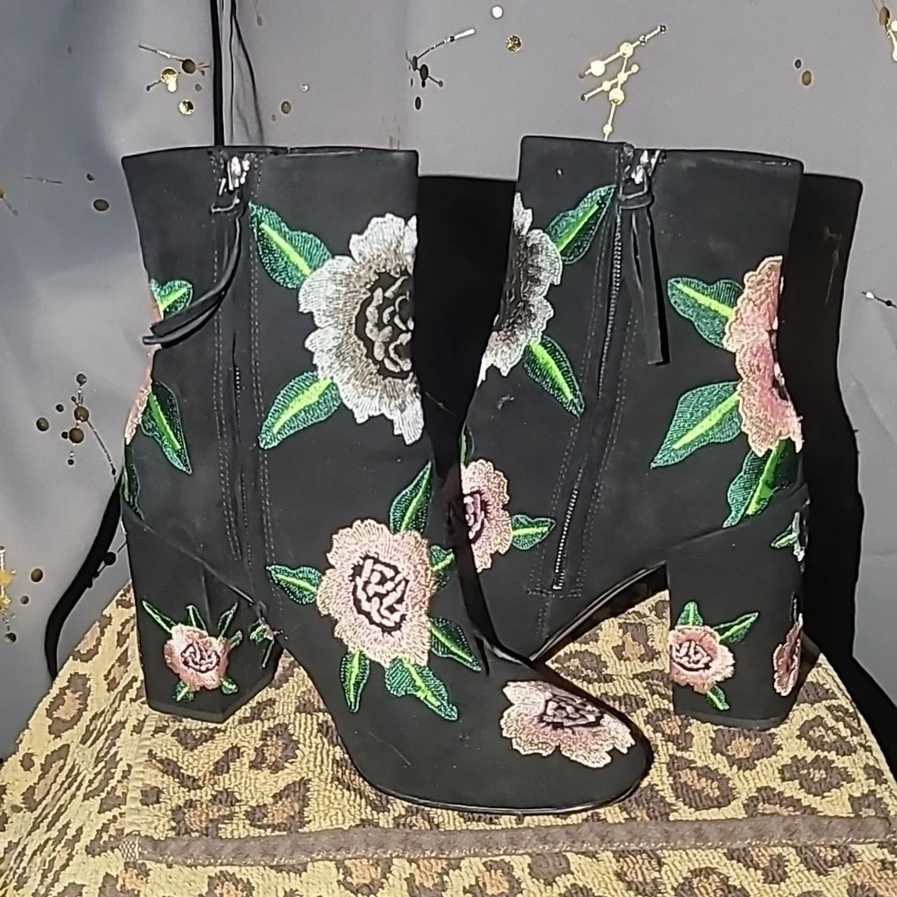 Black Suede w/embroidered flowers heeled boots Rebecca Minkoff - Picture 1 of 3